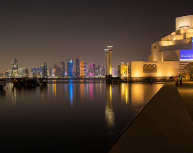 O museu de arte islâmica no Catar com a cidade de Doha iluminada ao fundo