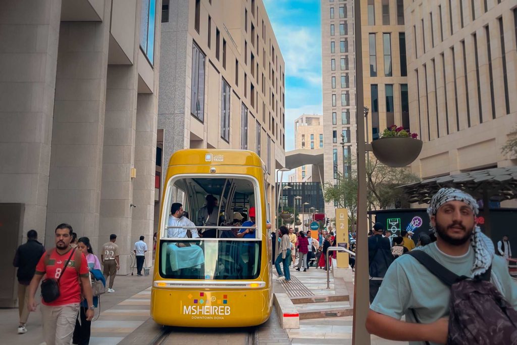 Um tram em Mshreibe no centro de Doha com muitas pessoas em volta