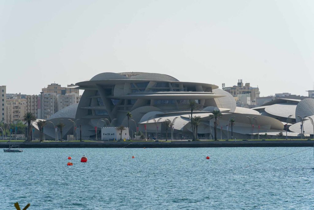 O museu nacional do Catar na beira do mar de Doha