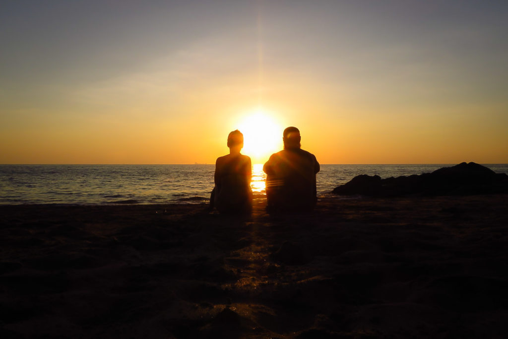 A silhueta de Tiago e Fernanda assistindo o pôr-do-sol em Koh Lanta