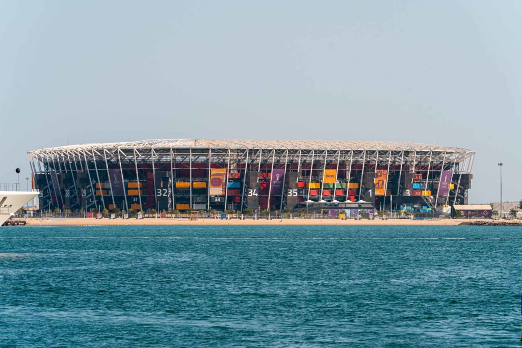 O estádio 974 feito de containers na beira do mar do centro de Doha