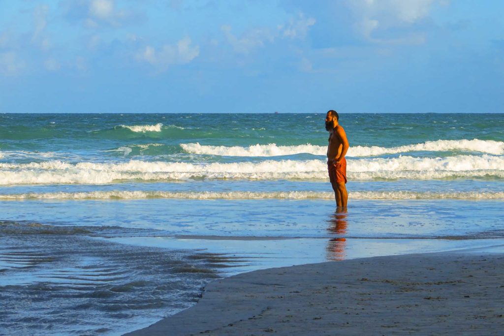 Tiago olhando para o nada na praia da Tailândia