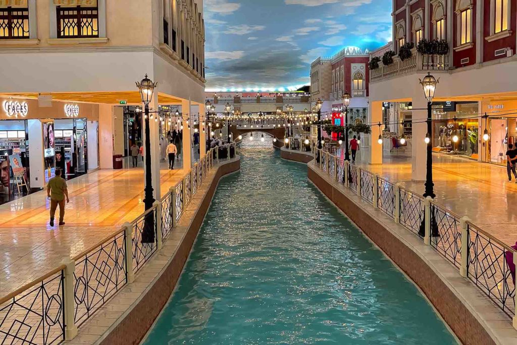 Dentro do shopping Villagio em Doha, com um canal de agua como se fosse Veneza