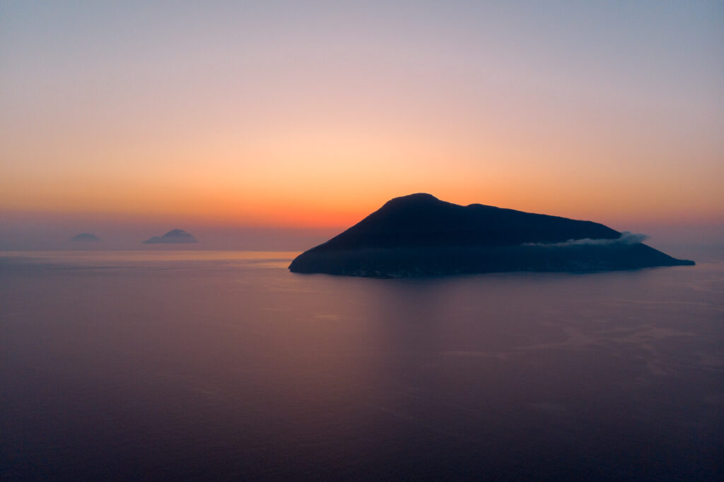 Vista aérea das Ilhas Eólias na Itália 