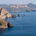 Vista da costa da Ilha de Lipari com a Ilha de Volcano ao fundo