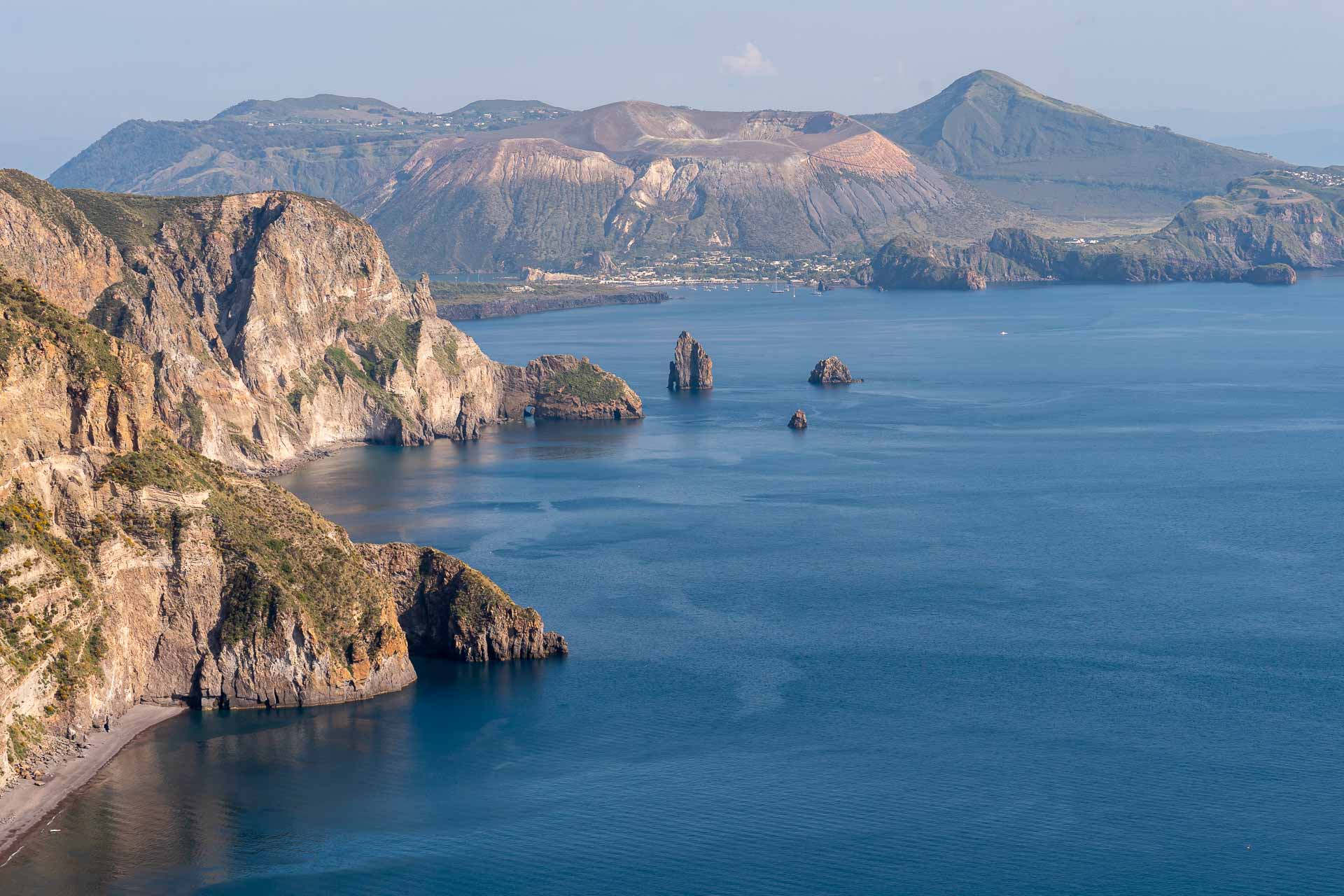 Vista da costa da Ilha de Lipari com a Ilha de Volcano ao fundo