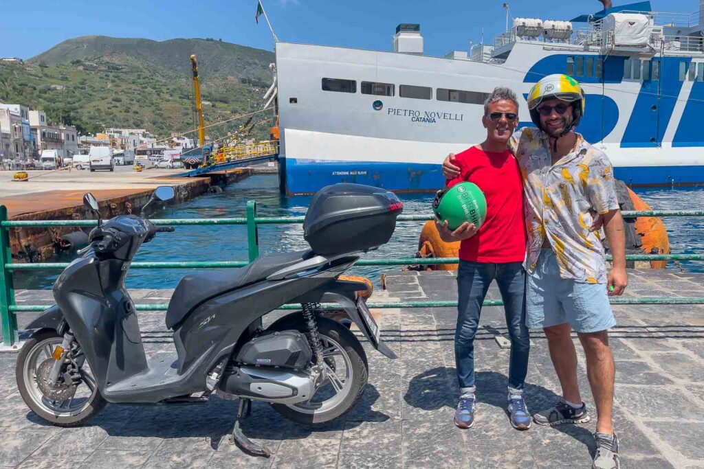 O Marcelo do Da Marcelo aluguel de moto e carro na Ilha de Lipari