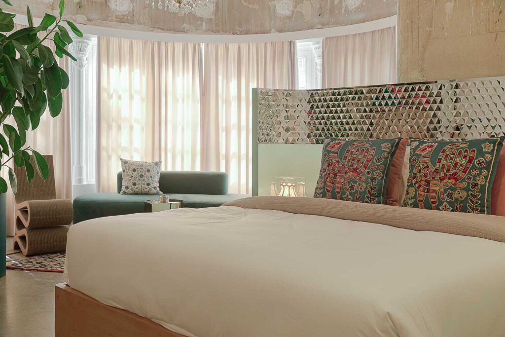 Uma cama enorme dentro de um quarto muito elegante e moderno no melhor hotel de Teerã