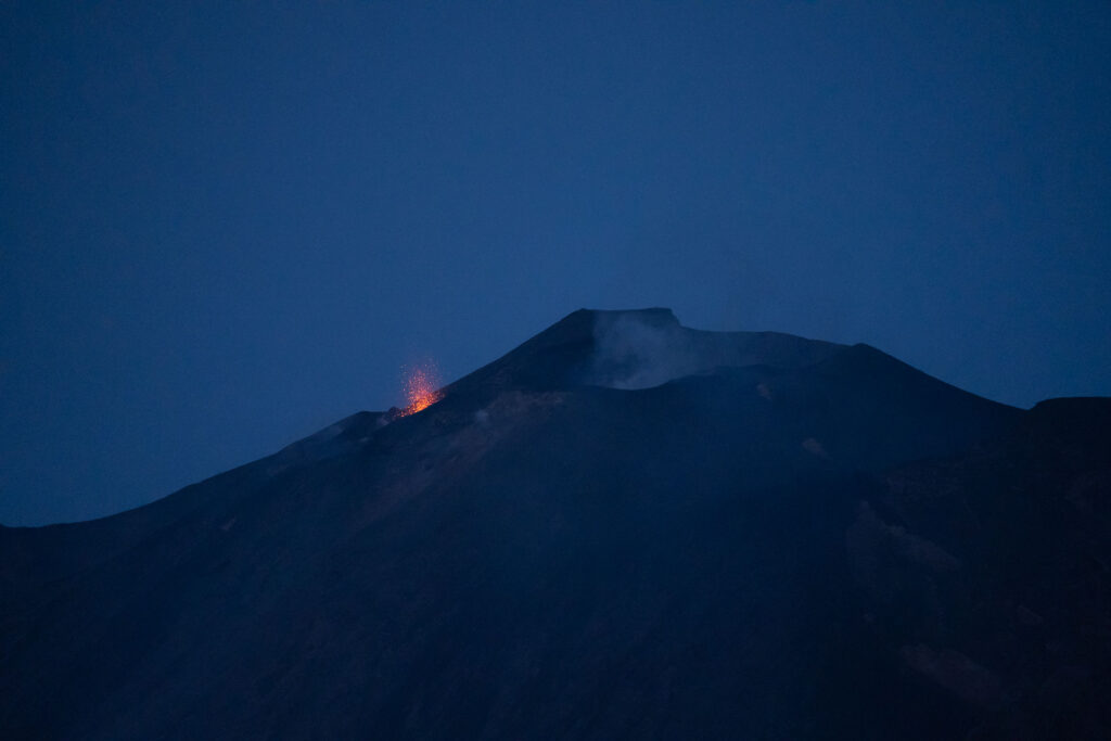 A cratera do vulcão de Stromboli expelindo lava
