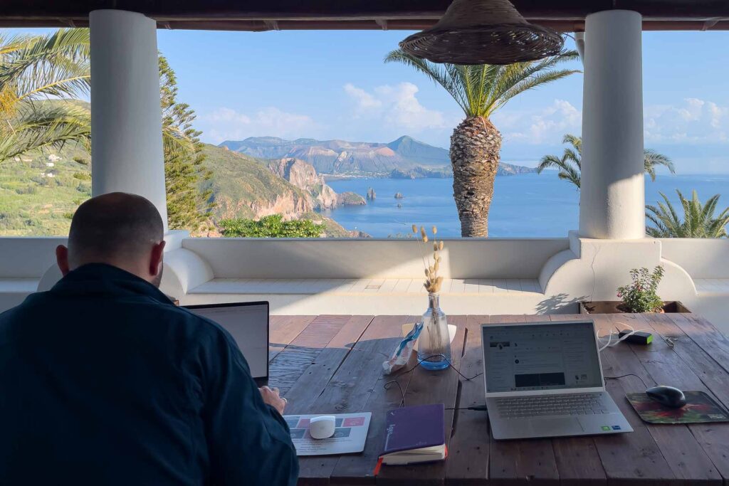 Tiago trabalhando com uma vista incrível nas Ilhas de Lipari