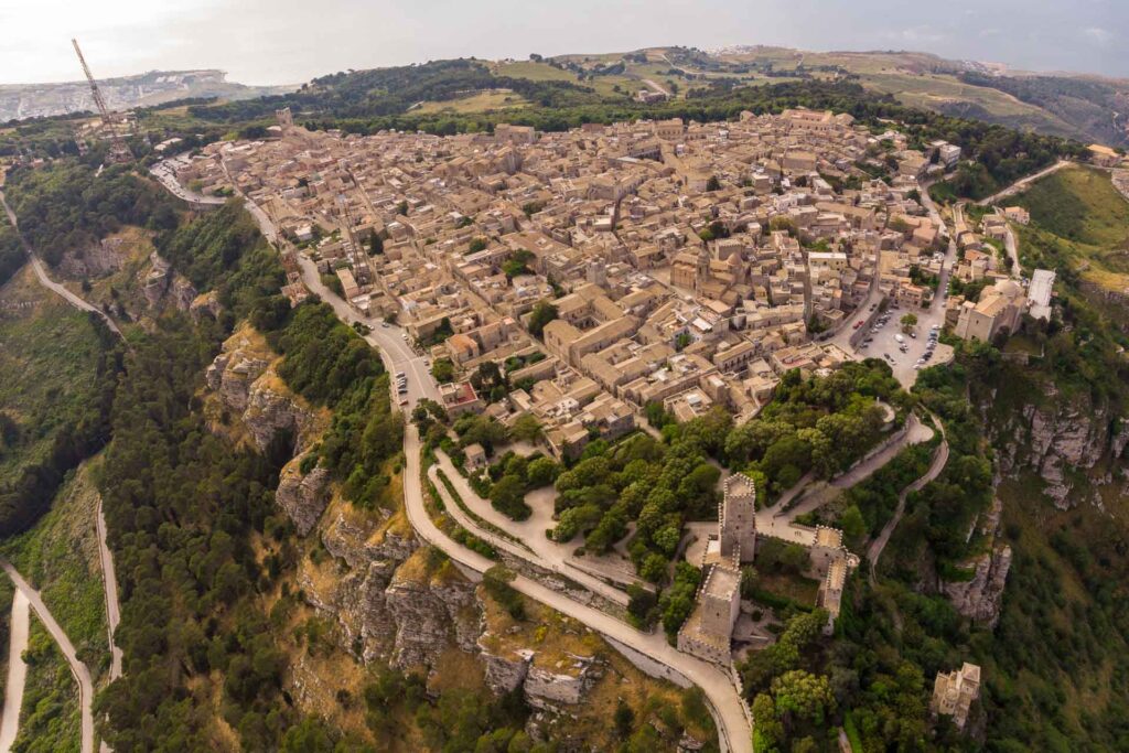 Vista panorâmica de Erice na Sicília, uma vila no topo da montanha