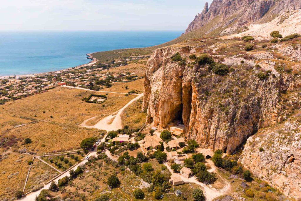 A caverna de Mangiapanni em São Vito Lo Capo, na Sicília, vista de cima e com o mar ao fundo