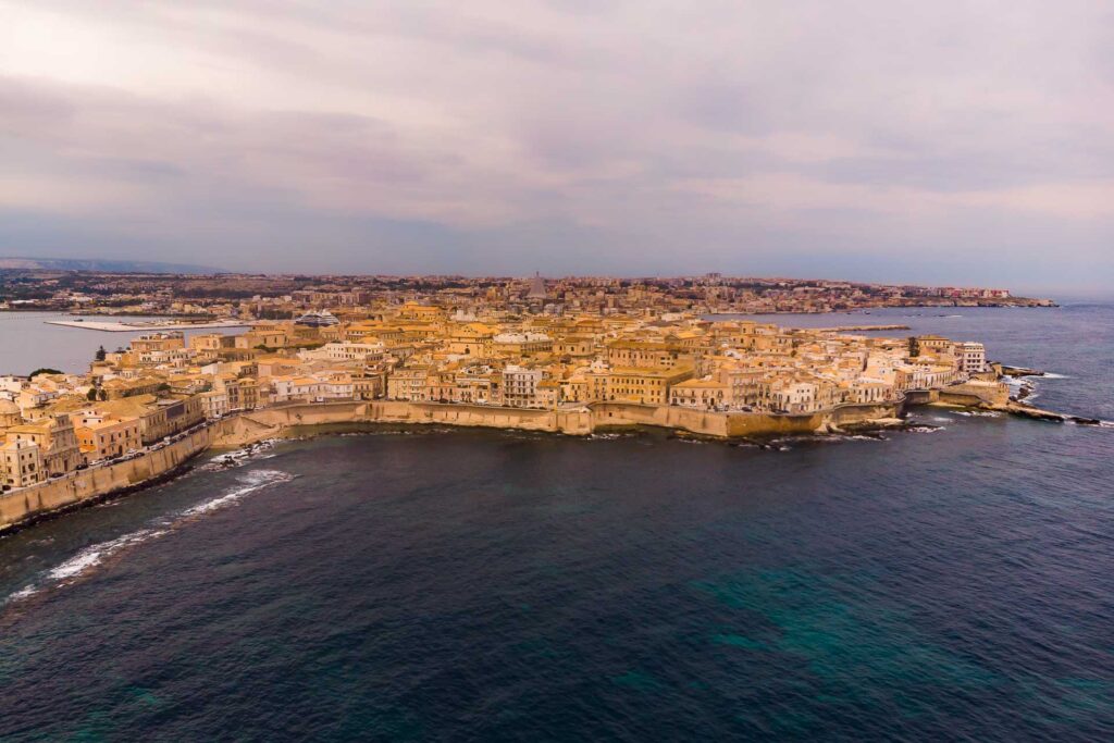 Vista aérea de Ortigia, o centro histórico de Siracusa