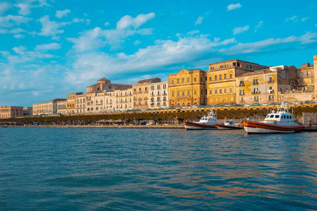 Casas uma ao lado da outra na beira do mar em Siracusa, na Sicília