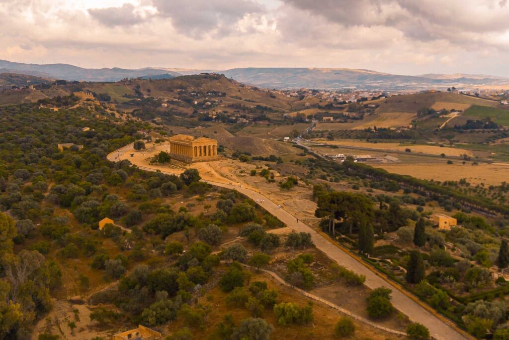 Overview of a large and preserved Greek Temple in Sicily in the Vale Dei Tempi  Vista aérea de um templo greco grande e preservado na Sicília, no Valle Dei Tempi