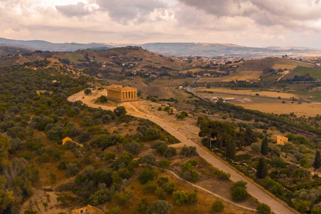 Vista aérea de um templo greco grande e preservado na Sicília, no Valle Dei Tempi