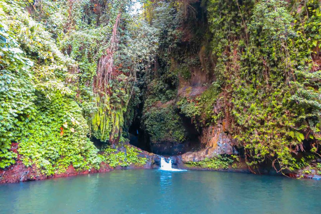 A cachoeira de Aling-Aling caindo em um lago grande cercado de natureza