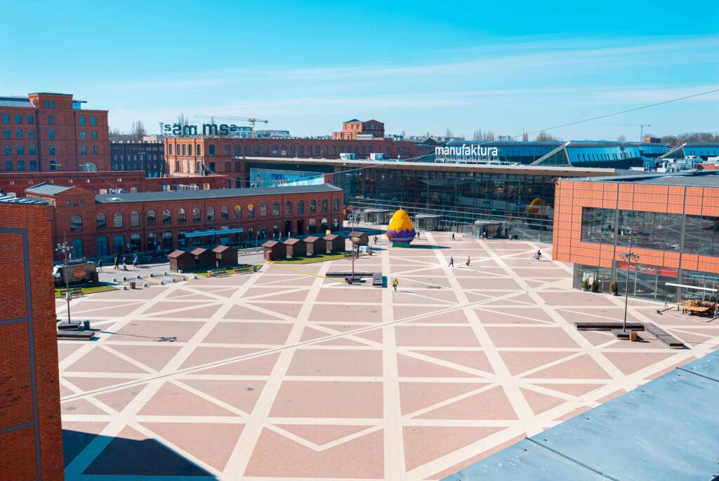 A praça principal de Manufaktura em Lodz na Ploônia