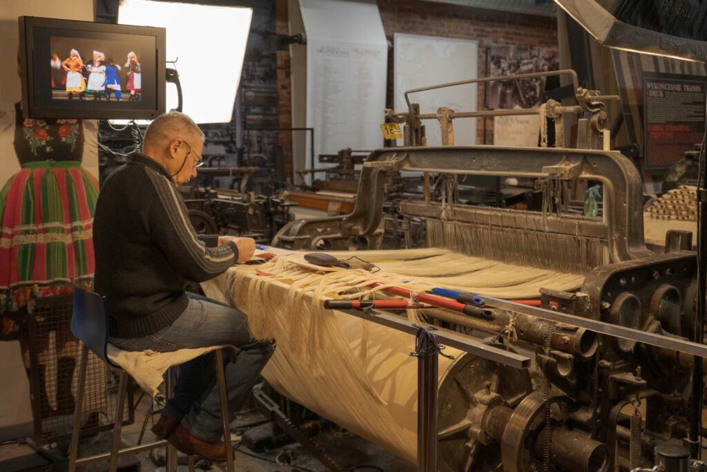 Um homem trabalhando numa máquina têxtil em Lodo