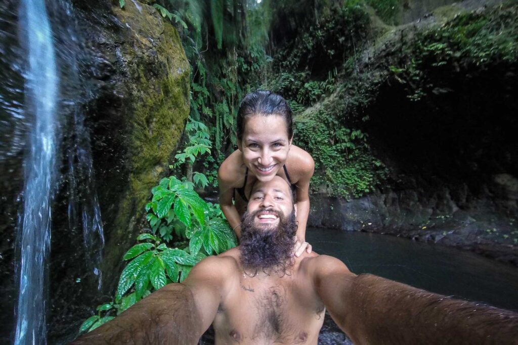 Tiago e Fernanda na frente da cachoeira Aling-Aling em Bali