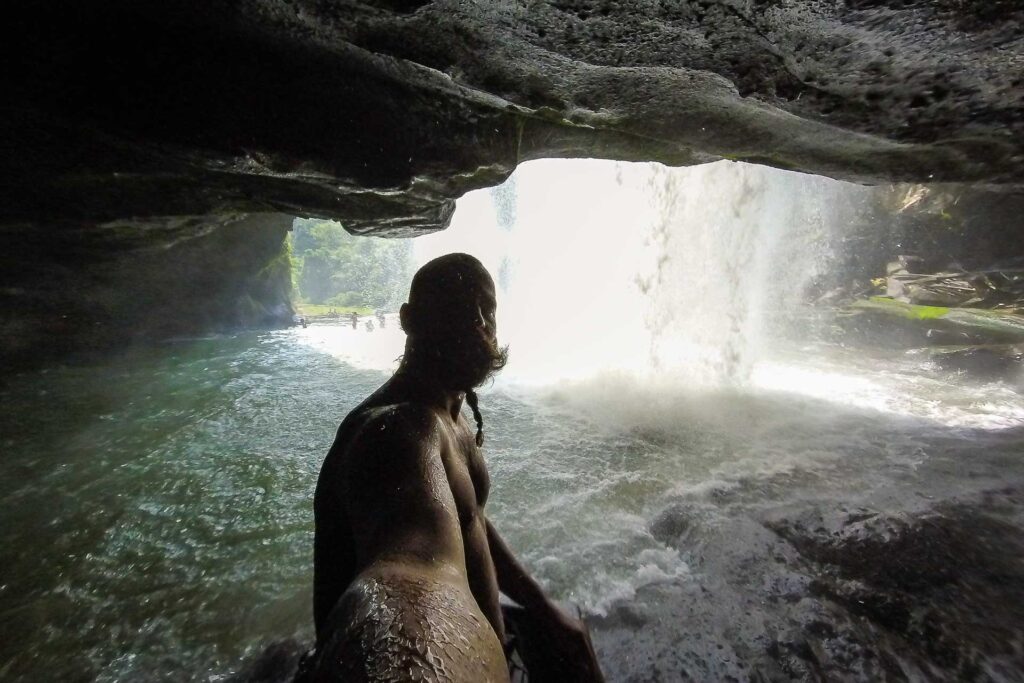 Tiago atrás da cachoeira de Tegenungan em Bali