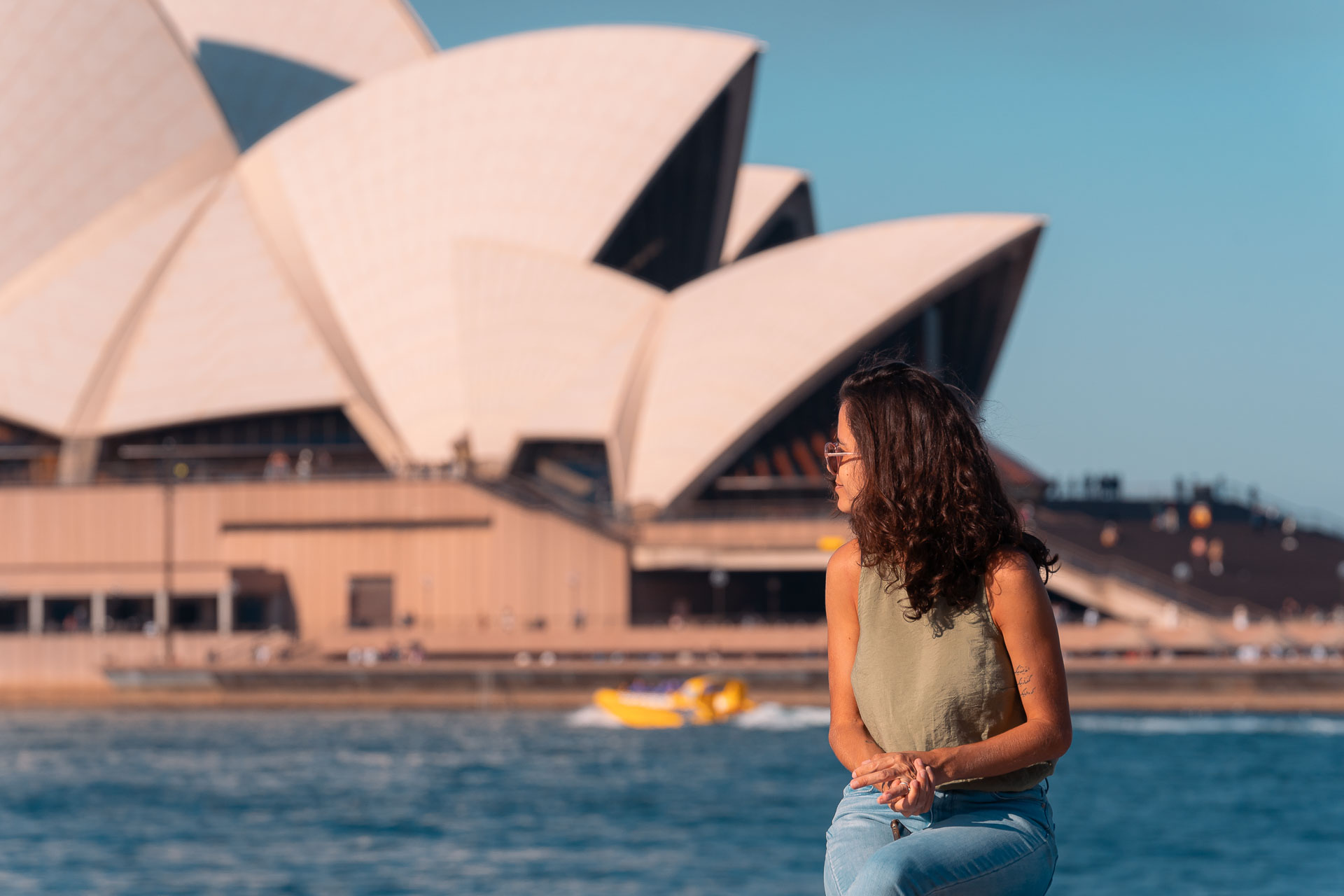 Fernanda olhando para trás para a Ópera House de Sidnei