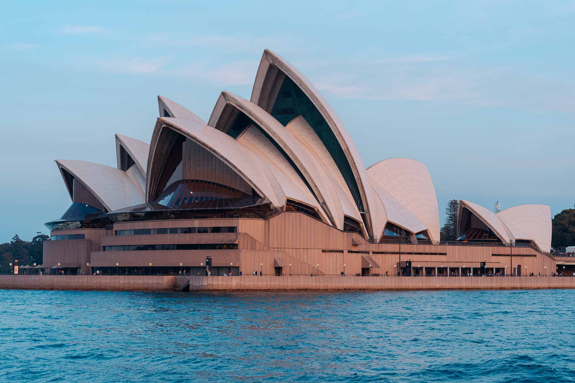 A Ópera House de Sidnei vista do barco que leva para a praia de Manly