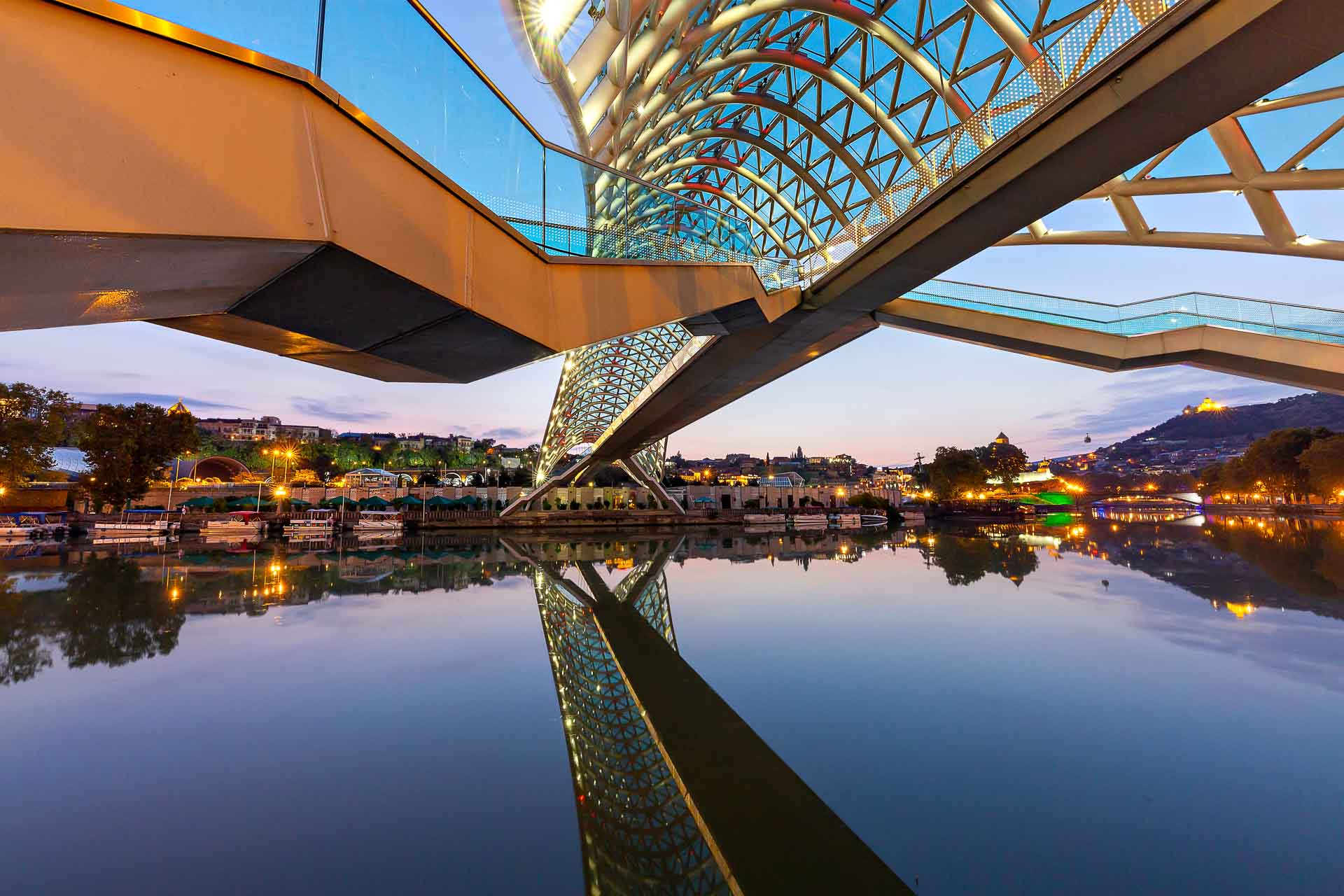 Foto noturna na ponte de capital da Geórgia
